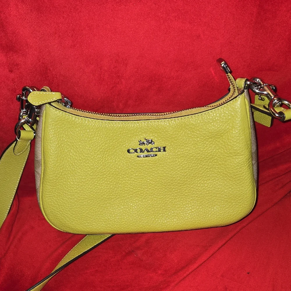 Coach Teri Shoulder Bag in Lime Green and Light Khaki - Picture 3 of 9